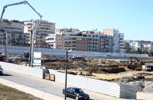 Ndertimi ne stanjacion: Kompanite luhajtje te medha, sektori rezidencial ne lulezim